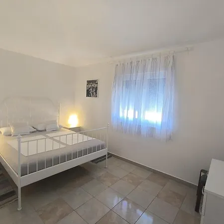 Apartment Otok 2 *